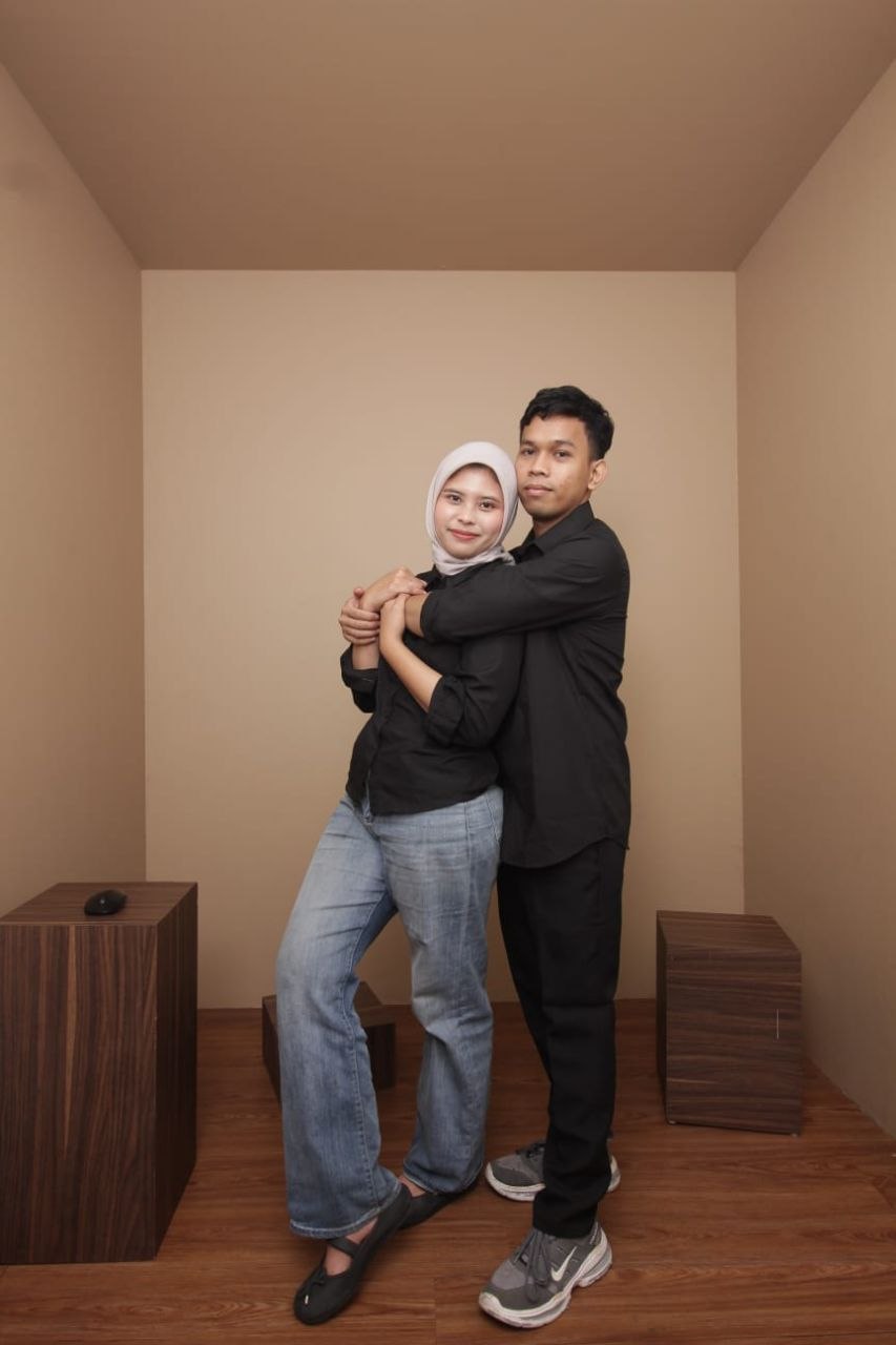 Pelukan romantis Saiful dan Zahuy